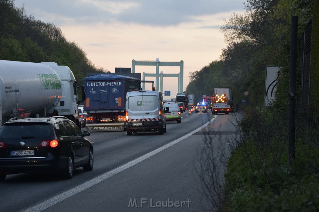 A 4 Rich Olpe vor Rodenkirchener Bruecke Heizoel LKW verliert Heizoel P32.JPG - Miklos Laubert
